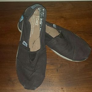 2 pair of TOMS